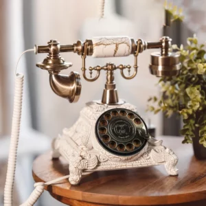 Teléfono antiguo blanco para mensajes de boda